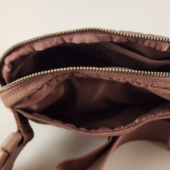 Lululemon Everywhere Belt Bag, Crossbody, Mauve, 1L, Excellent Condition - Picture 8 of 8